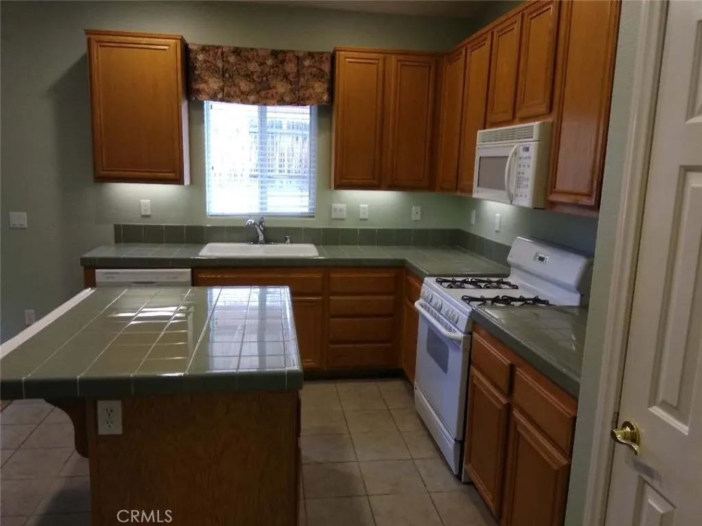 16147 Winona, Victorville, California 92395 home-pic-11
