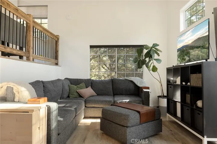 Living room pic#3