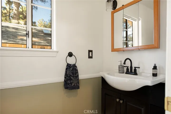 1/2 bath near front door and kitchen