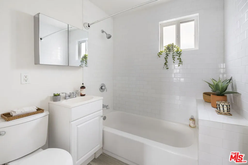 1551 W 122nd Street, Los Angeles, California 90047 home-pic-17