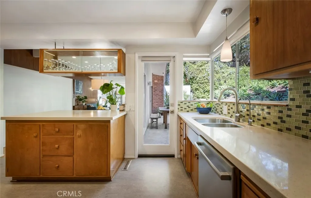 2820 E Chevy Chase Drive, Glendale, California 91206 home-pic-25