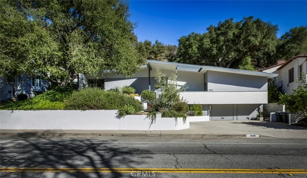 2820 E Chevy Chase Drive, Glendale, California 91206 home-pic-2