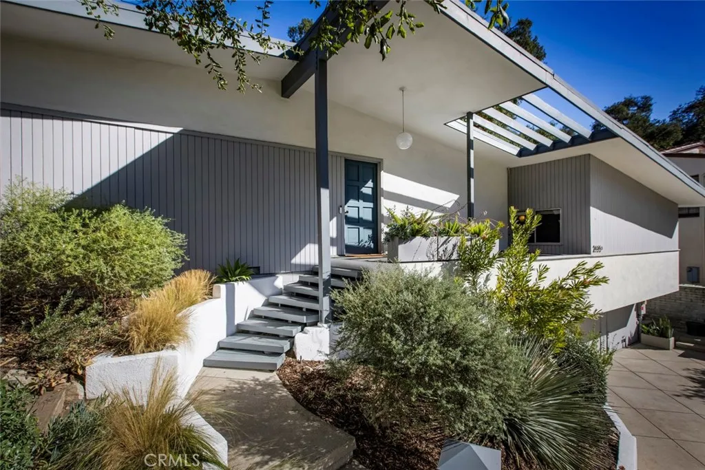 2820 E Chevy Chase Drive, Glendale, California 91206 home-pic-0