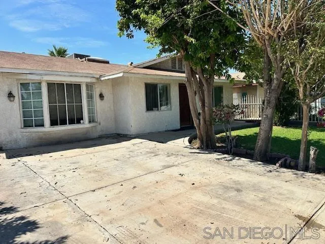 904 Salvador Guilin St W, Calexico, California 92231