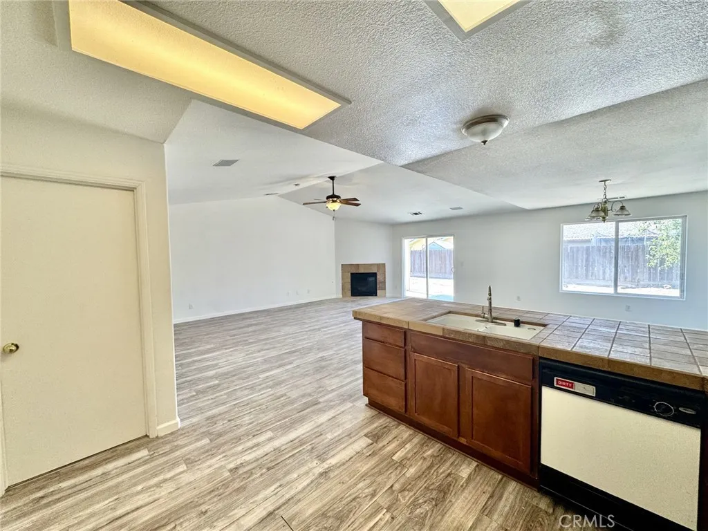 2387 N Hanover, Fresno, California 93722 home-pic-3
