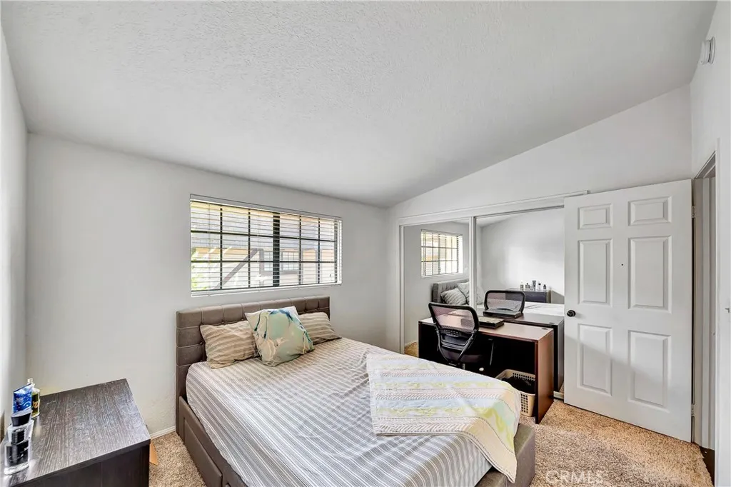 24420 Victory 5, Woodland Hills, California 91367 home-pic-27