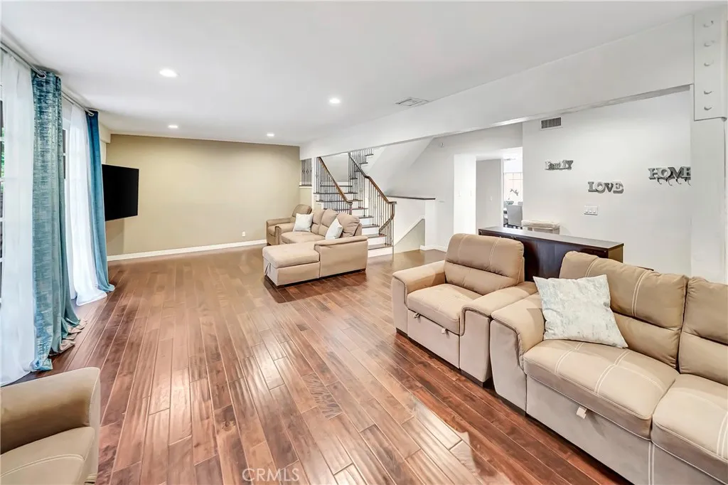 24420 Victory 5, Woodland Hills, California 91367 home-pic-3