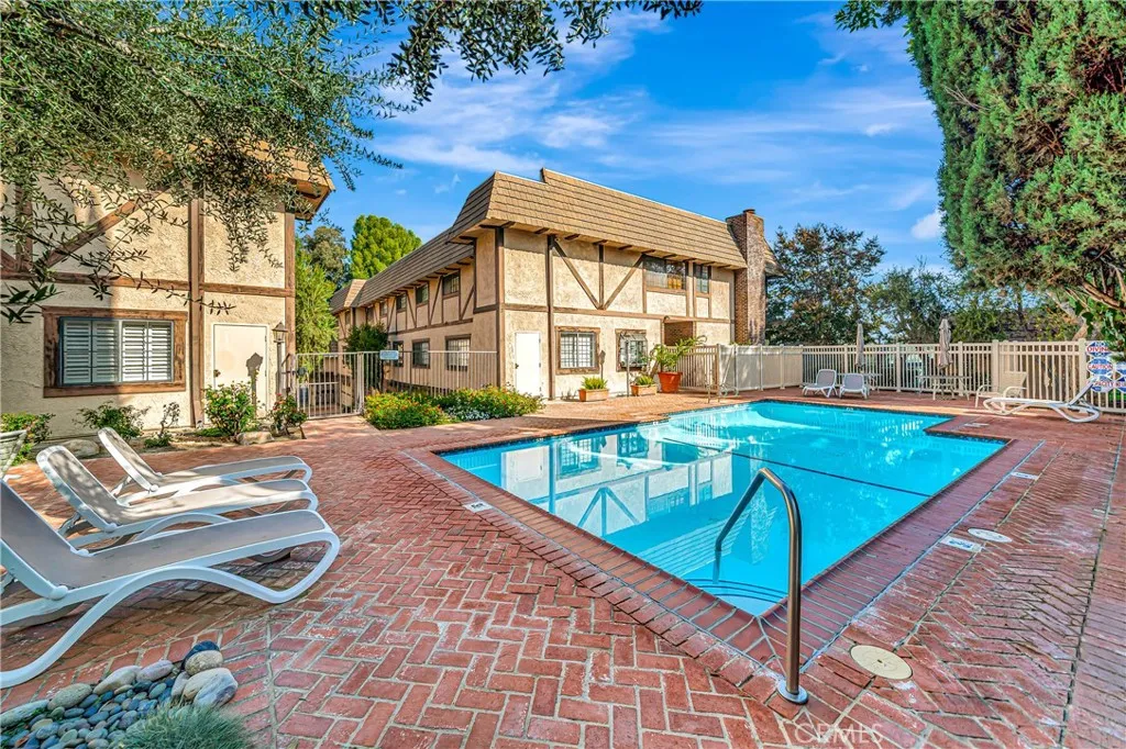 24420 Victory 5, Woodland Hills, California 91367 home-pic-38