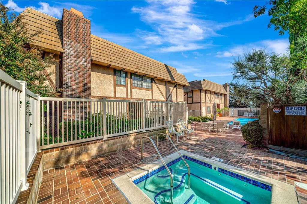 24420 Victory 5, Woodland Hills, California 91367 home-pic-42