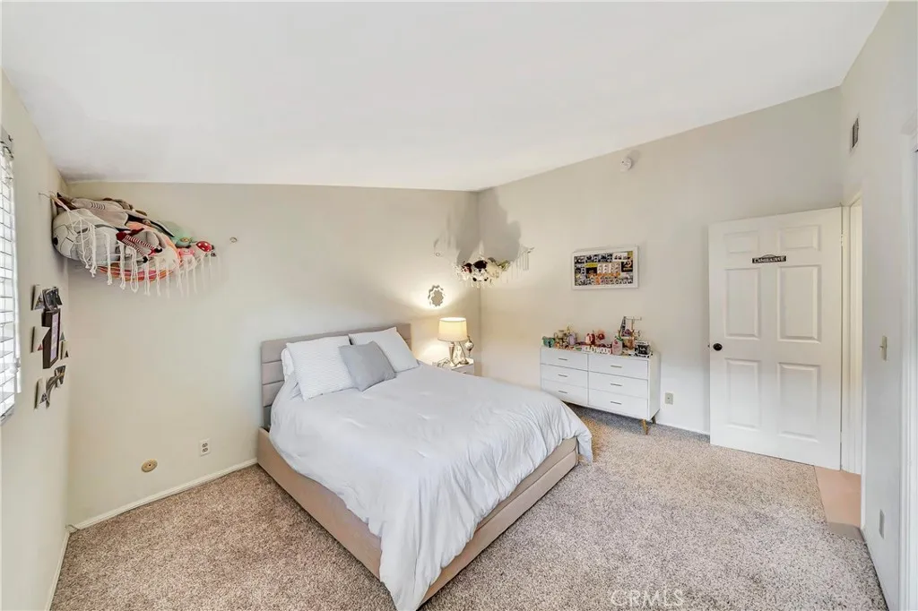 24420 Victory 5, Woodland Hills, California 91367 home-pic-23
