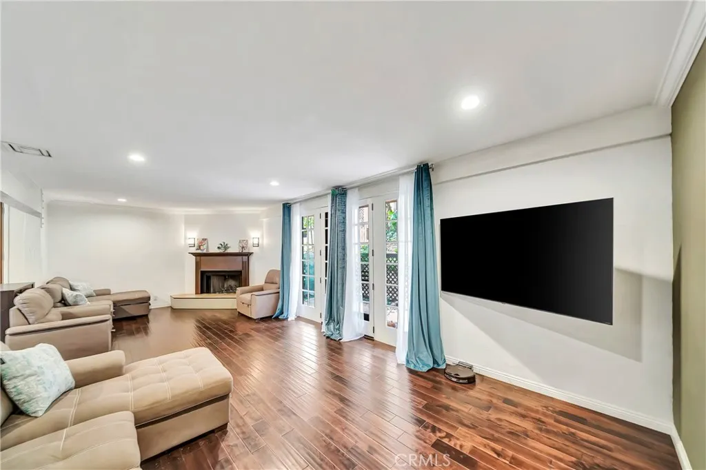 24420 Victory 5, Woodland Hills, California 91367 home-pic-1