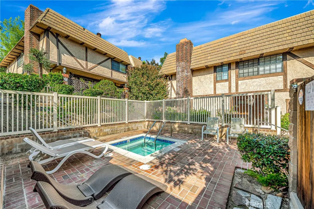 24420 Victory 5, Woodland Hills, California 91367 home-pic-41
