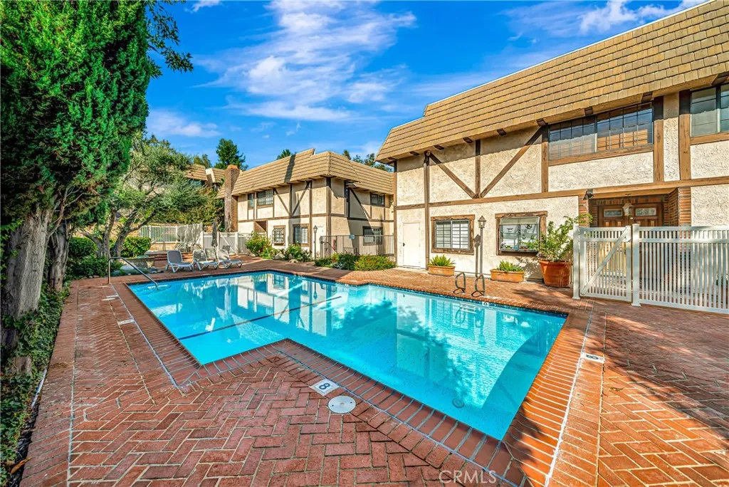 24420 Victory 5, Woodland Hills, California 91367 home-pic-39