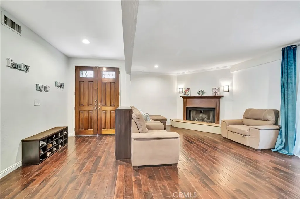24420 Victory 5, Woodland Hills, California 91367 home-pic-5