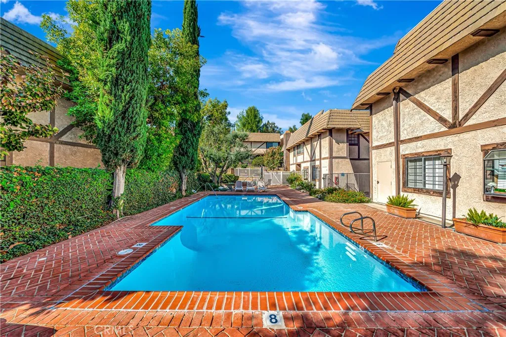 24420 Victory 5, Woodland Hills, California 91367 home-pic-40