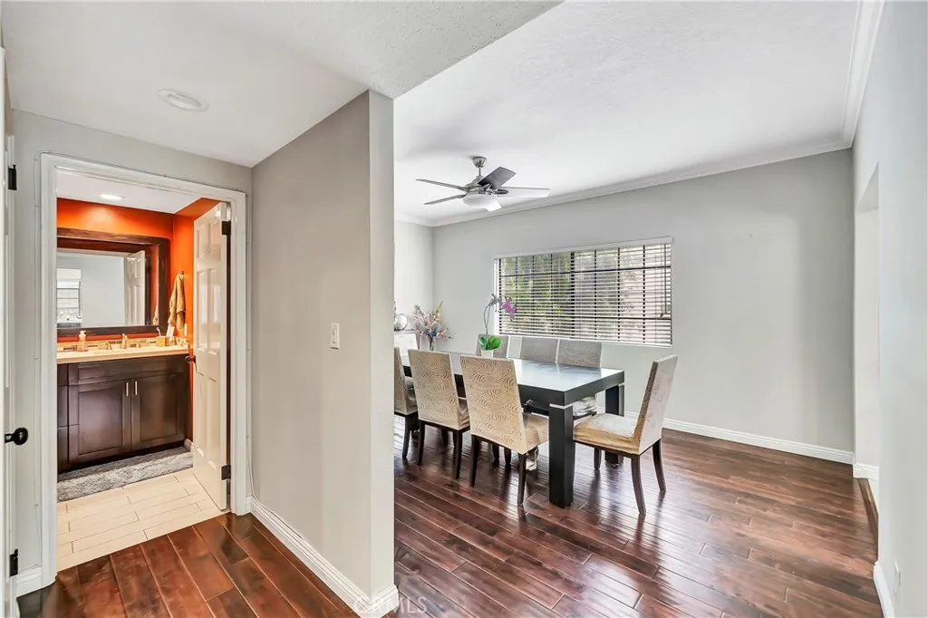 24420 Victory 5, Woodland Hills, California 91367 home-pic-10