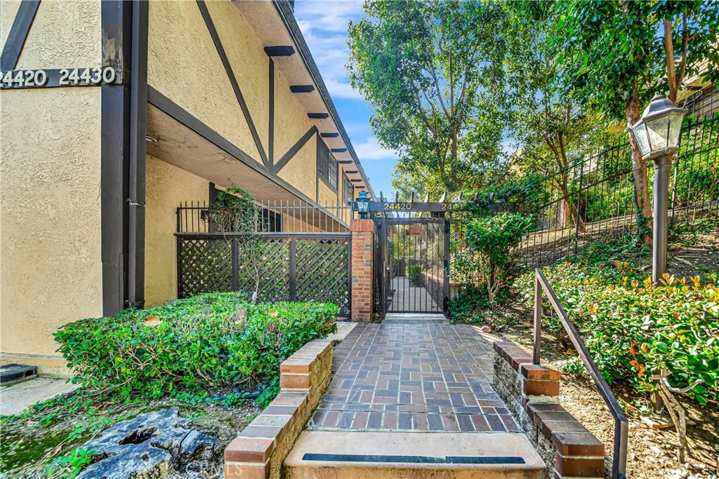24420 Victory 5, Woodland Hills, California 91367 home-pic-44