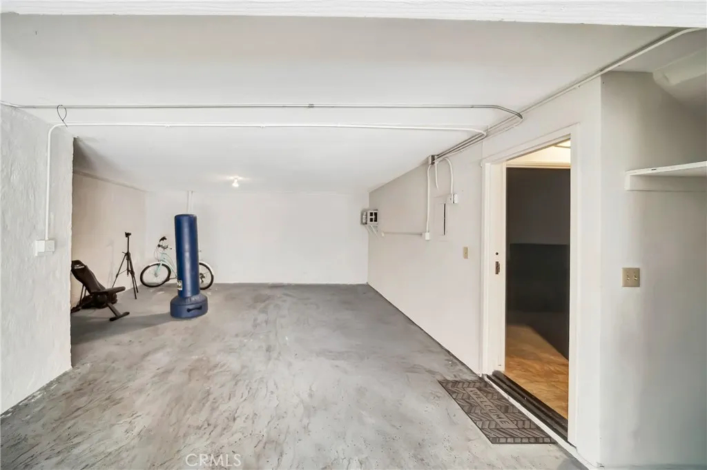 24420 Victory 5, Woodland Hills, California 91367 home-pic-33