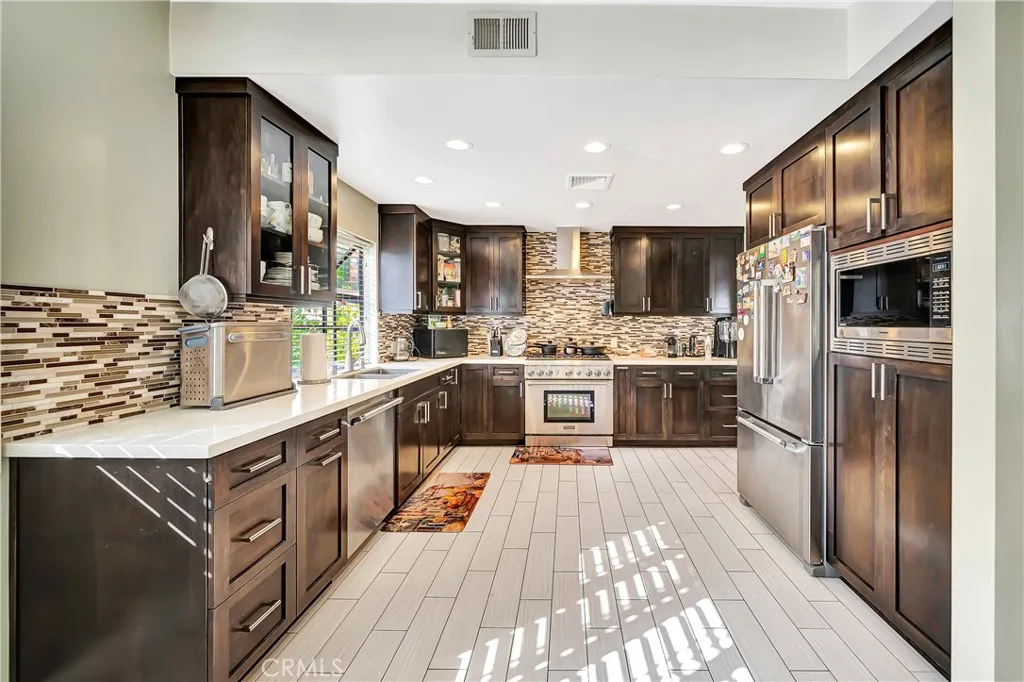24420 Victory 5, Woodland Hills, California 91367 home-pic-6