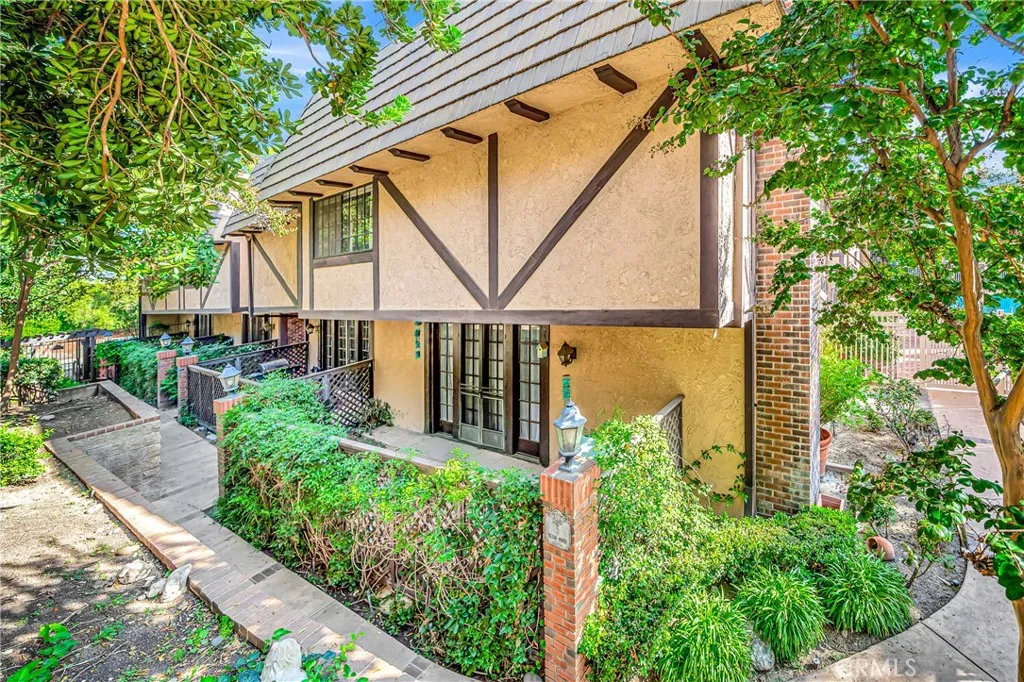 24420 Victory 5, Woodland Hills, California 91367 home-pic-37