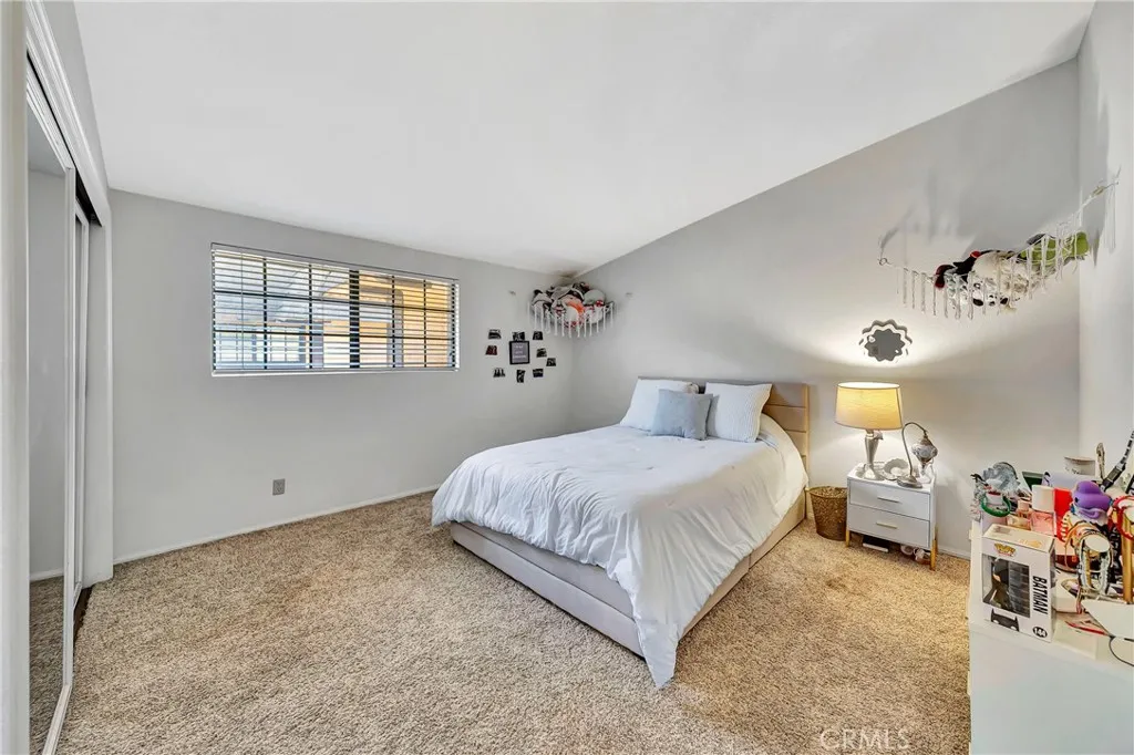 24420 Victory 5, Woodland Hills, California 91367 home-pic-25