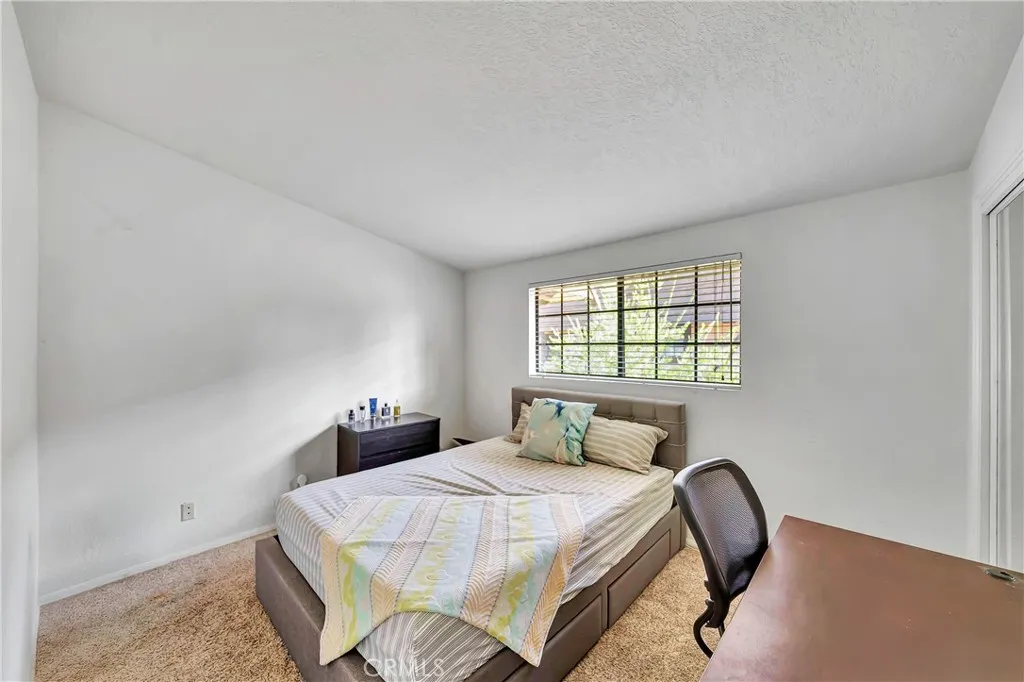 24420 Victory 5, Woodland Hills, California 91367 home-pic-26