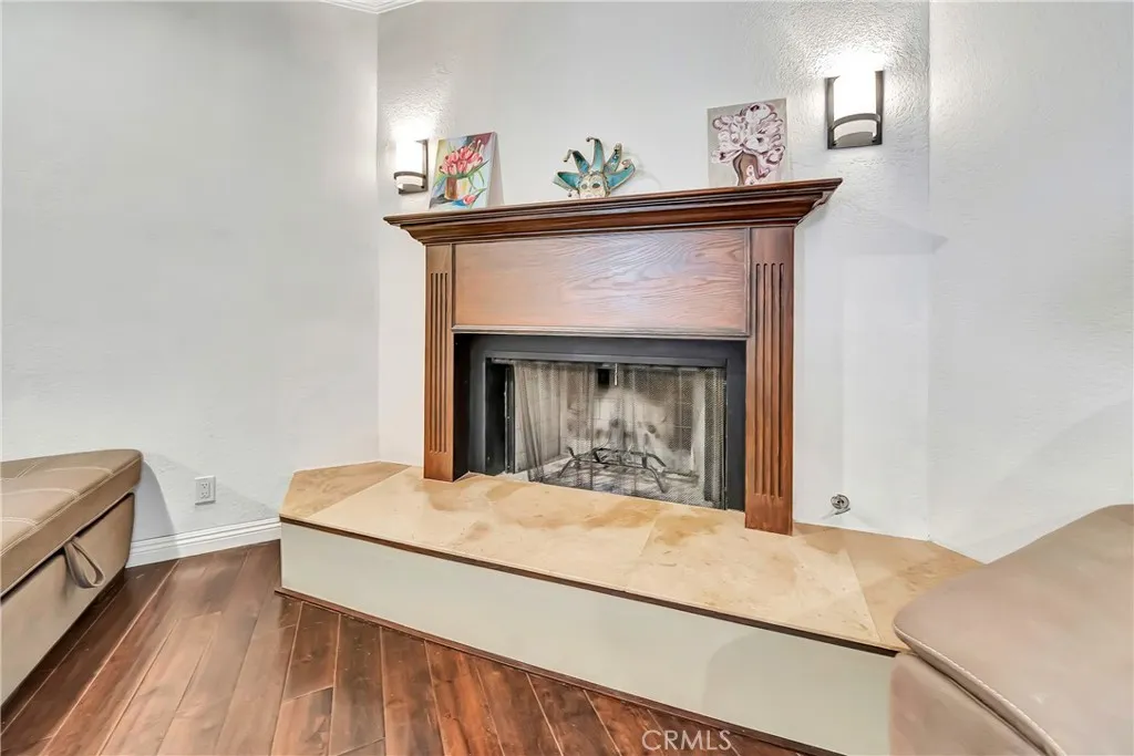 24420 Victory 5, Woodland Hills, California 91367 home-pic-2