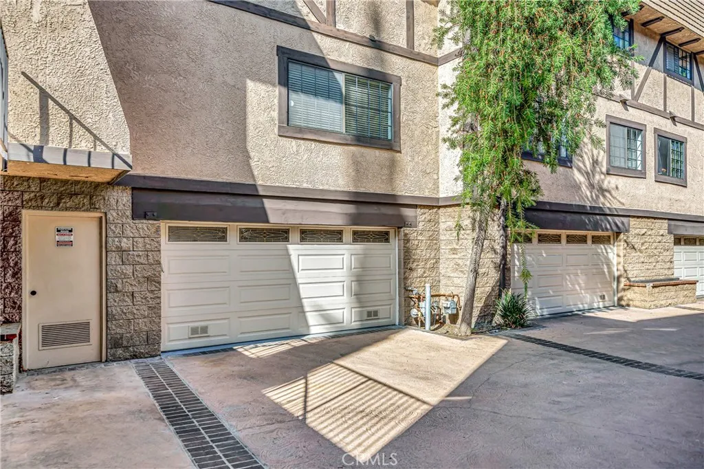 24420 Victory 5, Woodland Hills, California 91367 home-pic-48