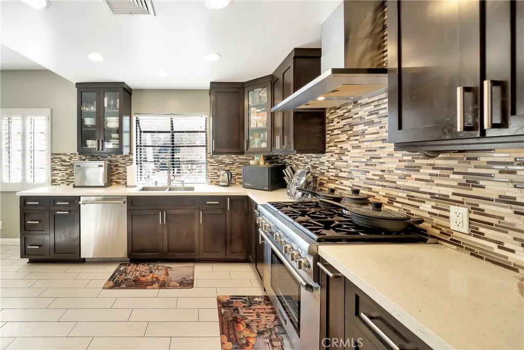 24420 Victory 5, Woodland Hills, California 91367 home-pic-7