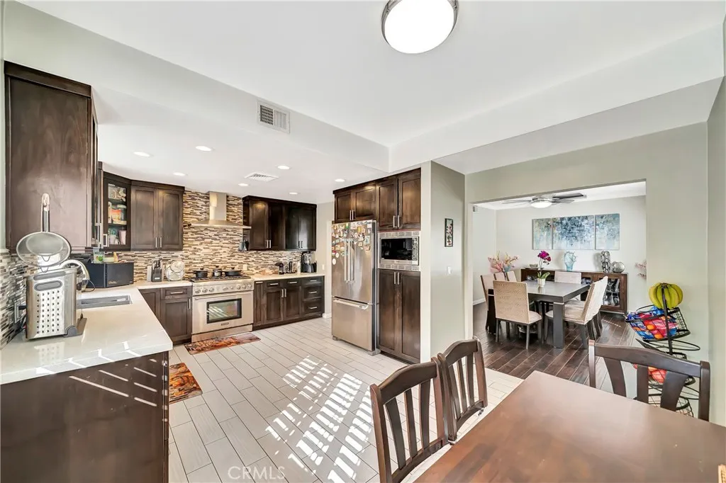 24420 Victory 5, Woodland Hills, California 91367 home-pic-8