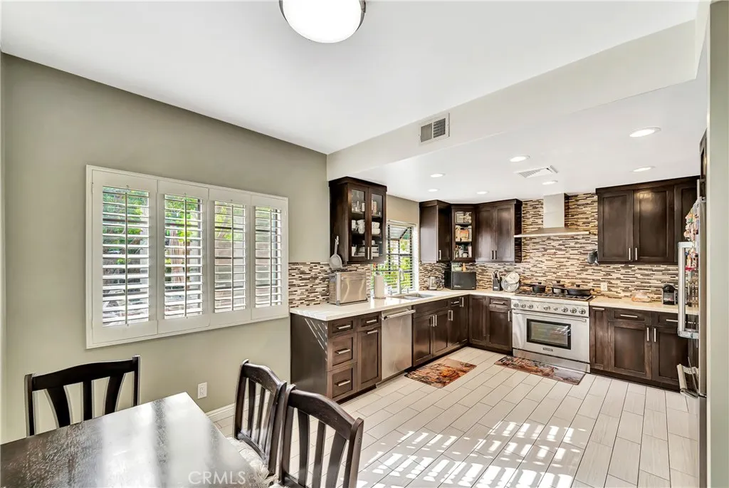 24420 Victory 5, Woodland Hills, California 91367 home-pic-9