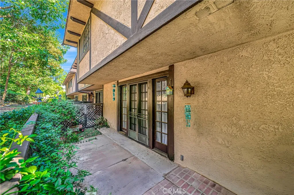 24420 Victory 5, Woodland Hills, California 91367 home-pic-35