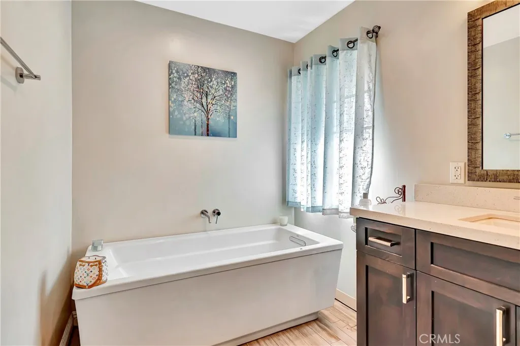 24420 Victory 5, Woodland Hills, California 91367 home-pic-21