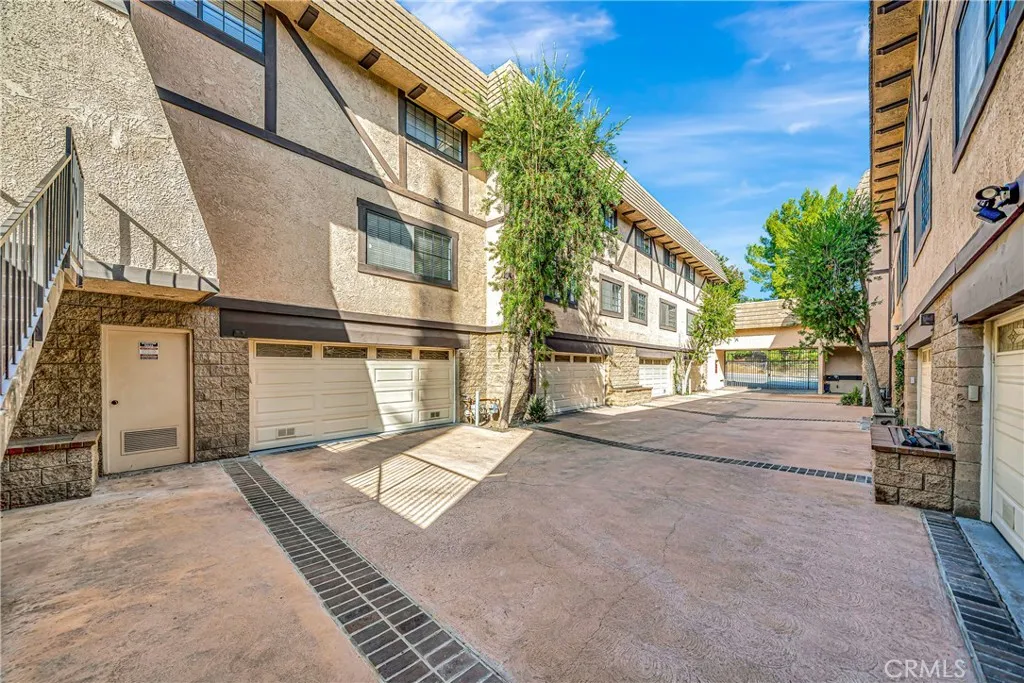 24420 Victory 5, Woodland Hills, California 91367 home-pic-47