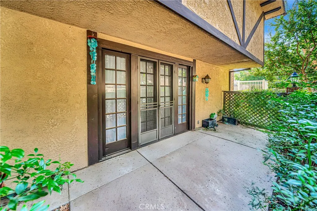 24420 Victory 5, Woodland Hills, California 91367 home-pic-36