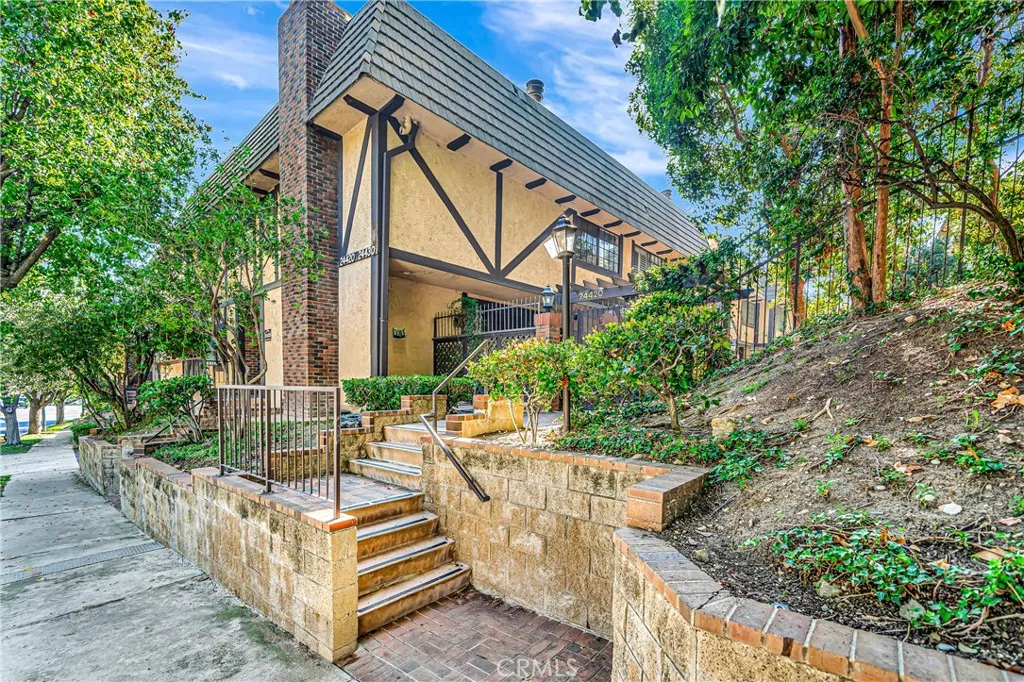 24420 Victory 5, Woodland Hills, California 91367 home-pic-43