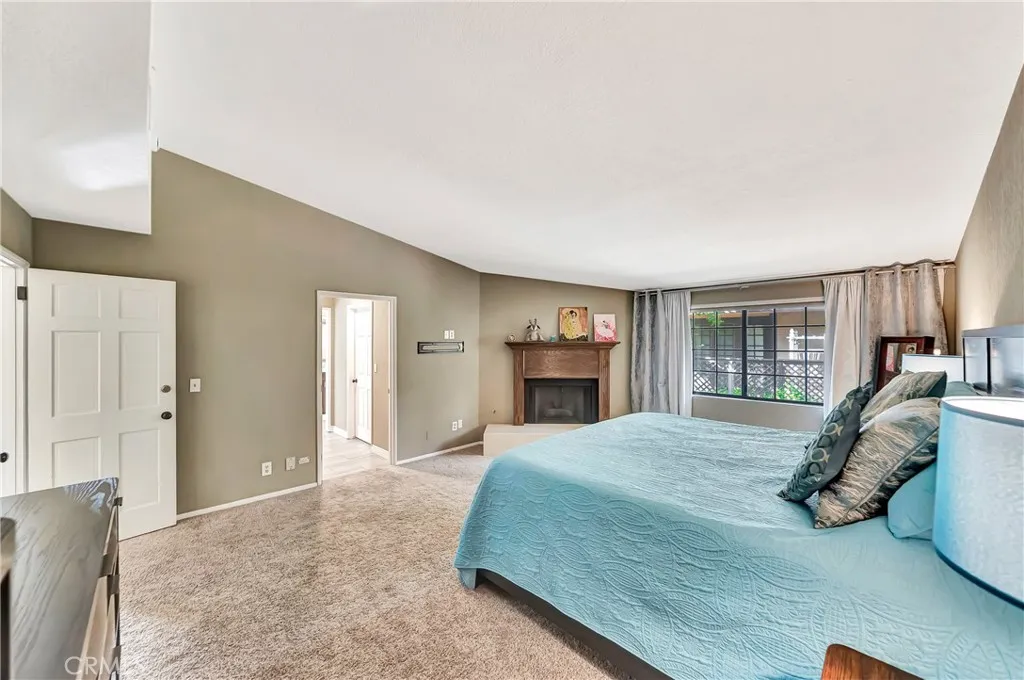 24420 Victory 5, Woodland Hills, California 91367 home-pic-16