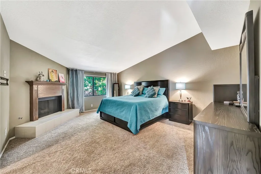 24420 Victory 5, Woodland Hills, California 91367 home-pic-15