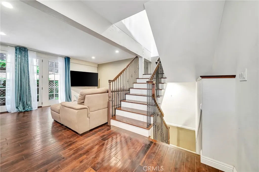 24420 Victory 5, Woodland Hills, California 91367 home-pic-0