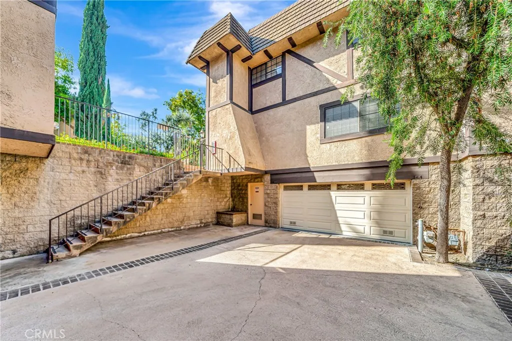 24420 Victory 5, Woodland Hills, California 91367 home-pic-46