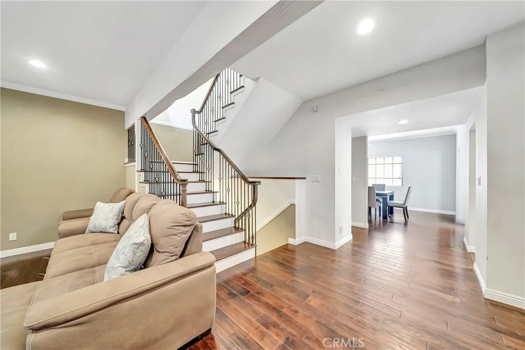 24420 Victory 5, Woodland Hills, California 91367 home-pic-4