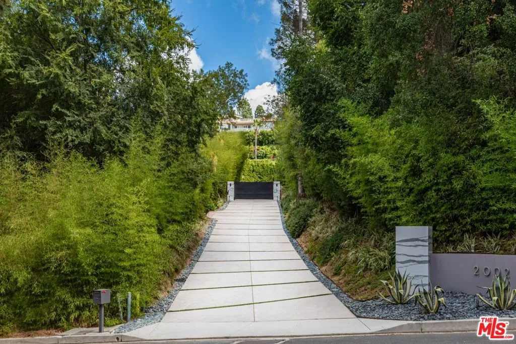 2002 Loma Vista Drive, Beverly Hills, California 90210 home-pic-1