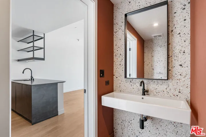 10700 Tabor Street 408, Los Angeles, California 90034