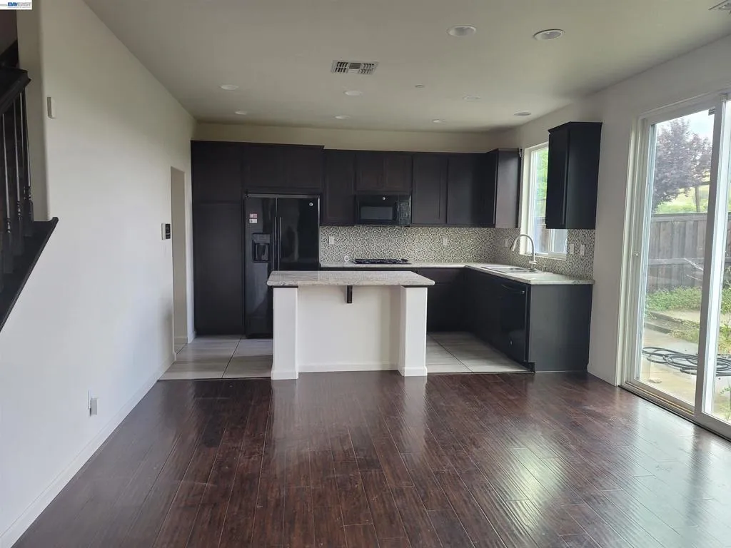 Open floorplan, perfect for entertaining guest.