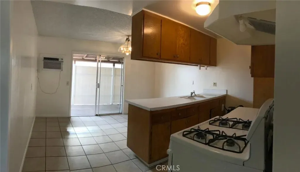 160 W Cascade, Rialto, California 92376 home-pic-25