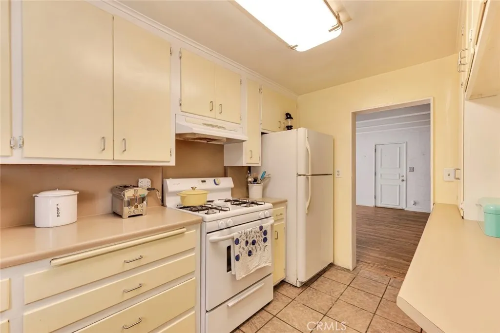 1450 Country Club Drive, Burbank, California 91501 home-pic-11