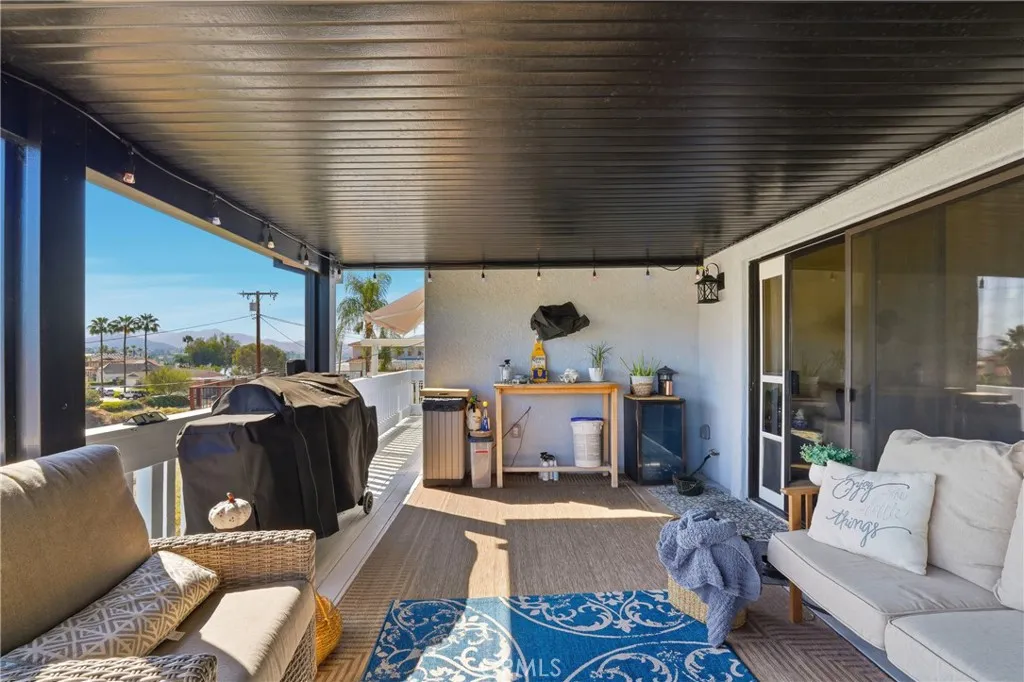 22535 San Joaquin W, Canyon Lake, California 92587 home-pic-17
