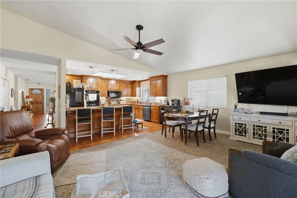 22535 San Joaquin W, Canyon Lake, California 92587 home-pic-15