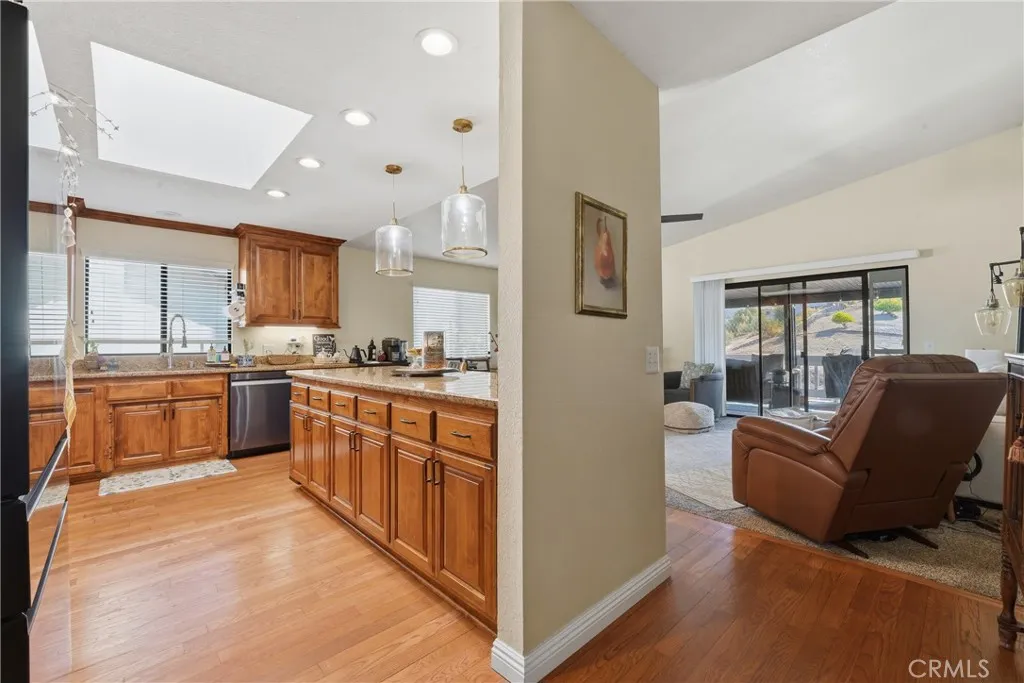 22535 San Joaquin W, Canyon Lake, California 92587 home-pic-9