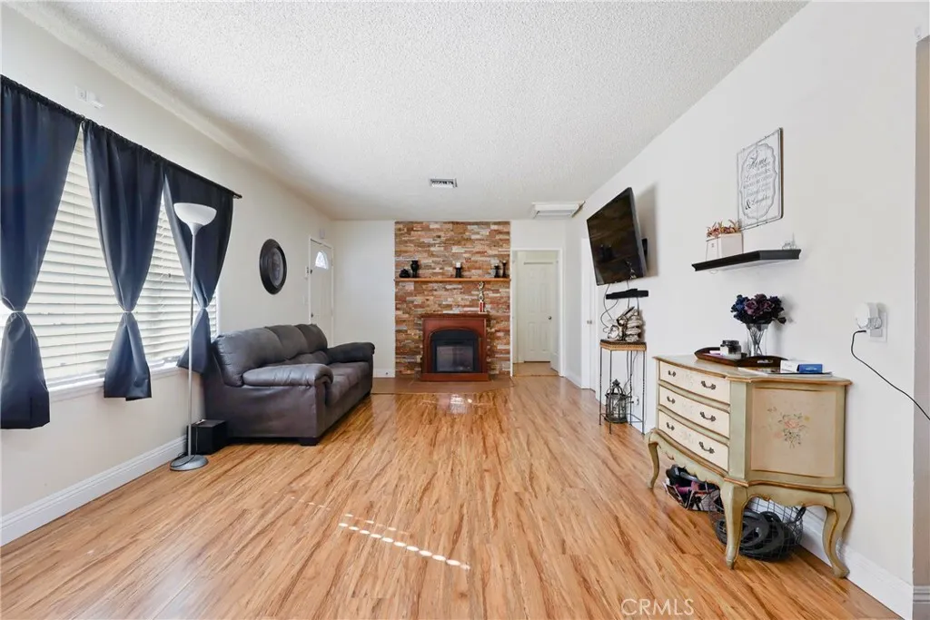 4803 W Ave L8, Lancaster, California 93536 home-pic-2